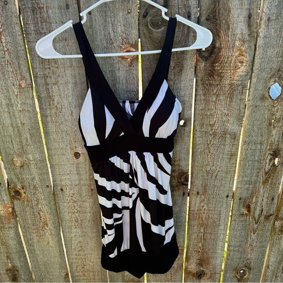 Blouse sleeveless. Size is medium. Padded chest area. - Picture 1 of 8